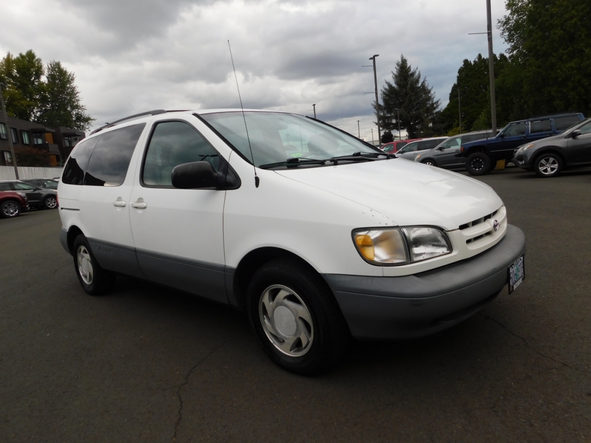 White 2000 Toyota Sienna Minivan Front-Wheel Drive Automatic